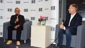Wojciech Jagielski odsłonił pamiątkową płytę w Alei Pisarzy Miejskiej Biblioteki Publicznej Galerii Książki w Oświęcimiu