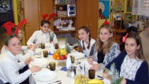 Świąteczne spotkanie uczniów SP 4 w Oświęcimiu z podopiecznymi Dziennego Domu Pomocy