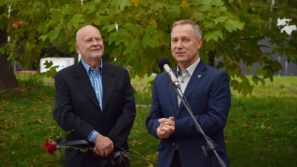 Adam Zagajewski w Alei Pisarzy w Oświęcimiu