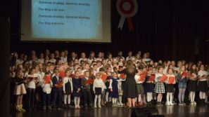 Wspólne śpiewanie polskich pieśni patriotycznych w Oświęcimskim Centrum Kultury