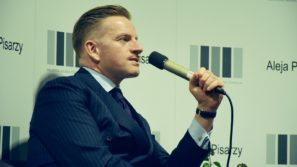 Szczepan Twardoch w Alei Pisarzy w Oświęcimiu