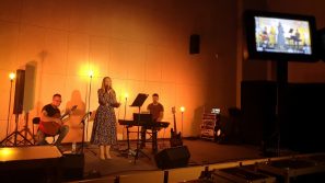 Agata Wojtal z zespołem KONCERT