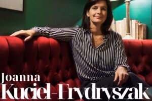 Joanna Kuciel-Frydryszak w Alei Pisarzy – uroczyste odsłonięcie płyty i spotkanie autorskie